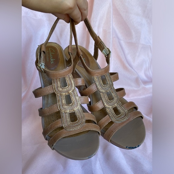 CLARKS KYNA WISE WEDGE SANDAL - Picture 5 of 7